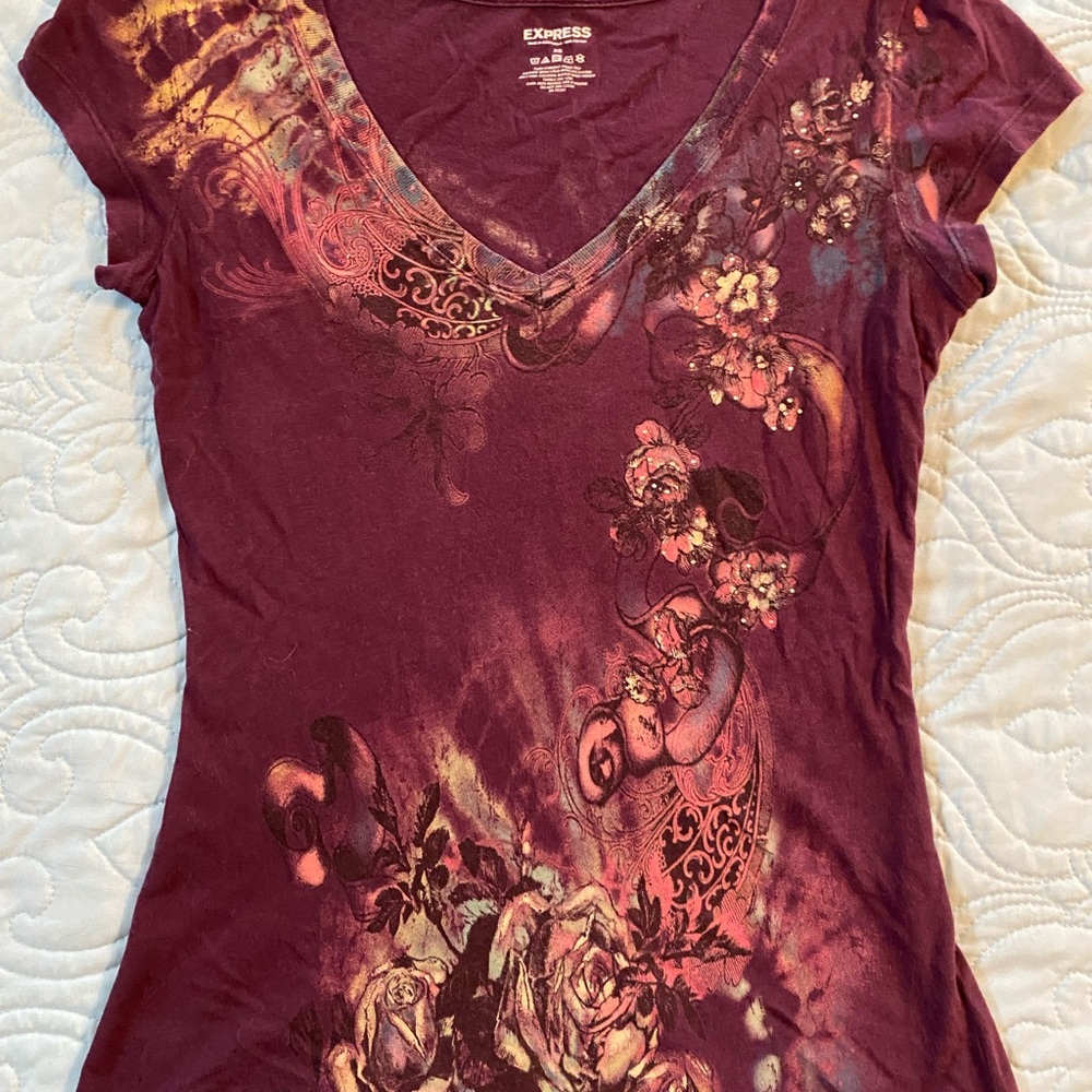 Express XS v-neck tshirt with graphics